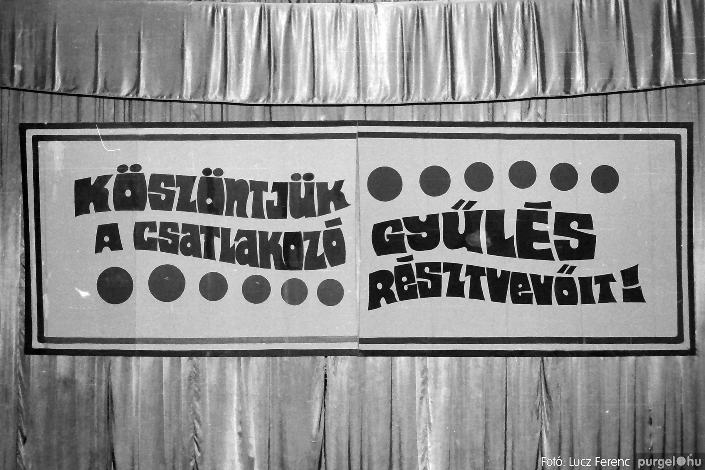 027 1975. Csatlakozó gyűlés a kultúrházban - Fotókː LUCZ FERENC©