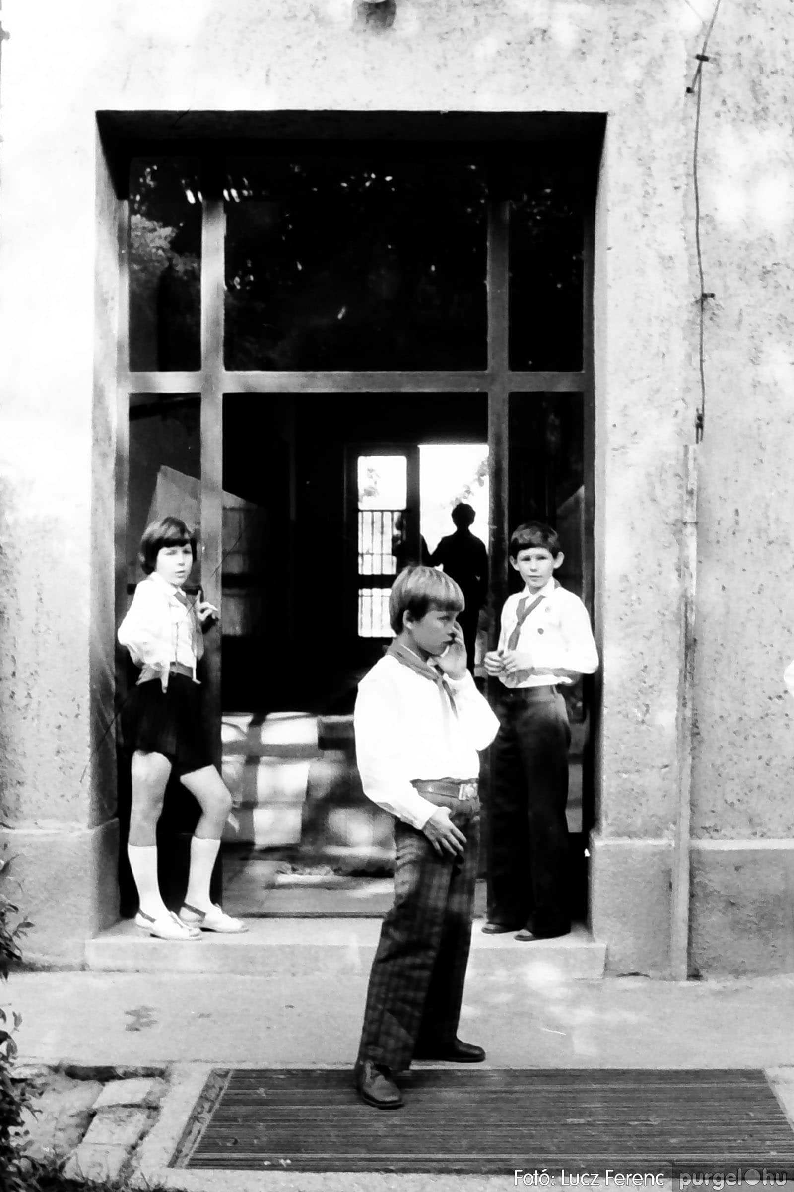 031 1975. Kendergyári patronáló brigád látogatása az iskolában - Fotókː LUCZ FERENC©