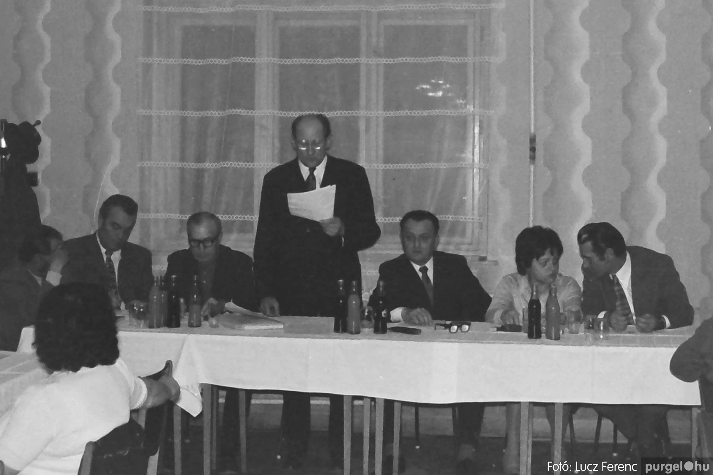 075 1976. Összejövetel a vendéglőben - Fotókː LUCZ FERENC©