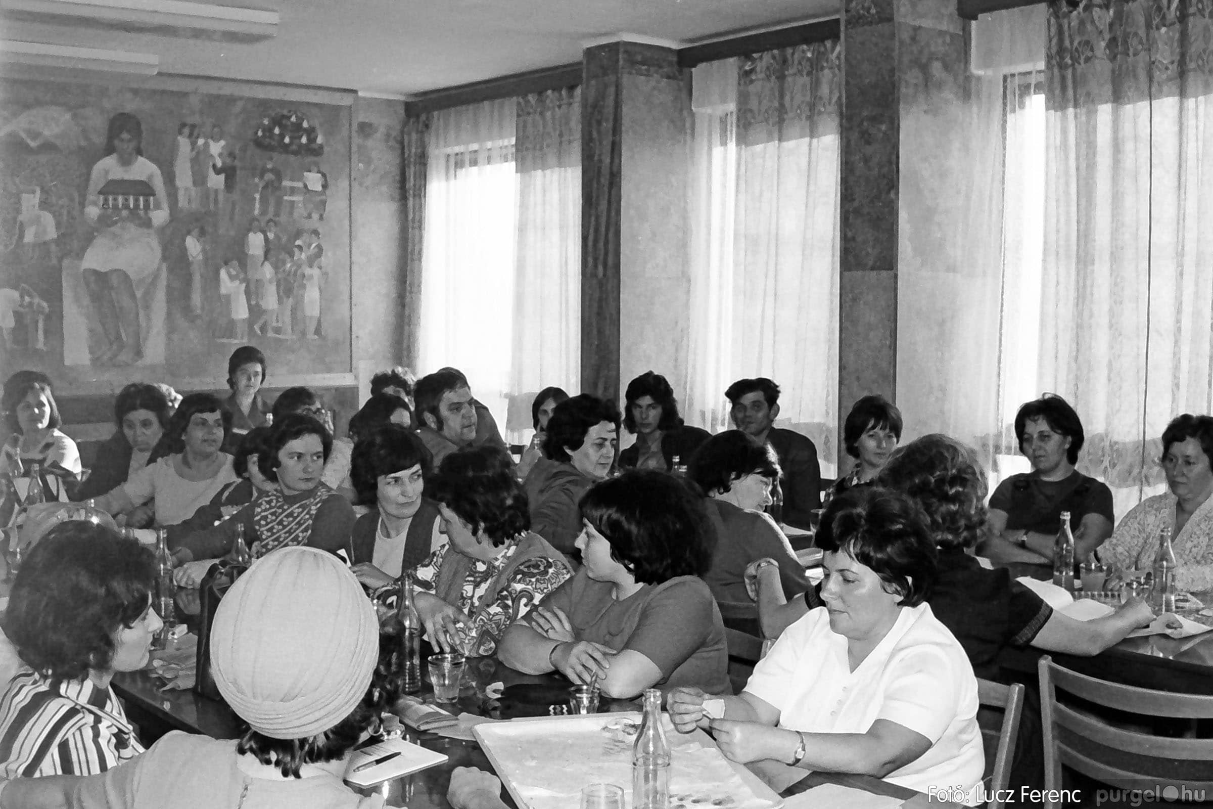 080 1976. Tanácskozás a pártházban - Fotókː LUCZ FERENC©