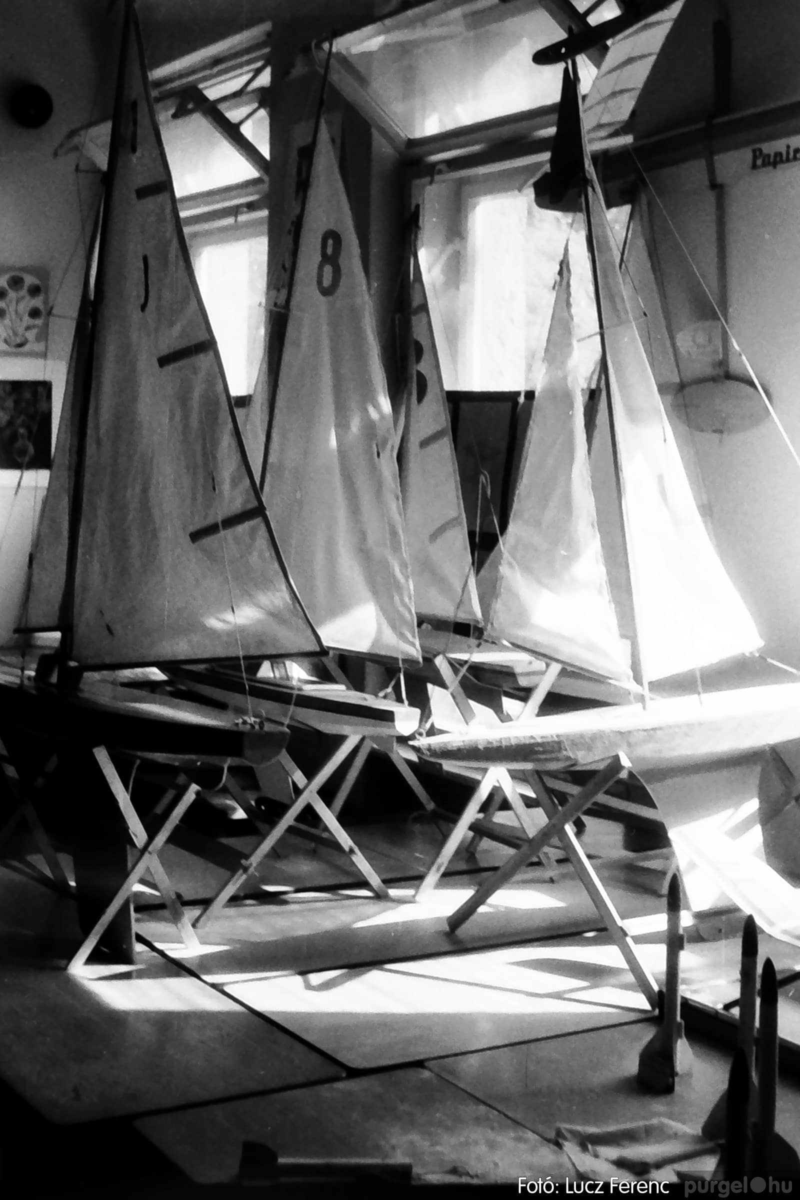 097 1977. Iskolai kiállítás a tanév legszebb alkotásaiból - Fotókː LUCZ FERENC©