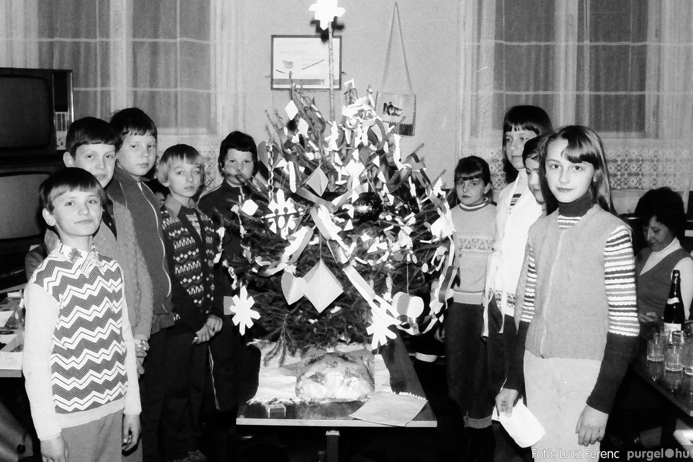 142 1978. Kézimunka szakkör Karácsonya - Fotókː LUCZ FERENC©