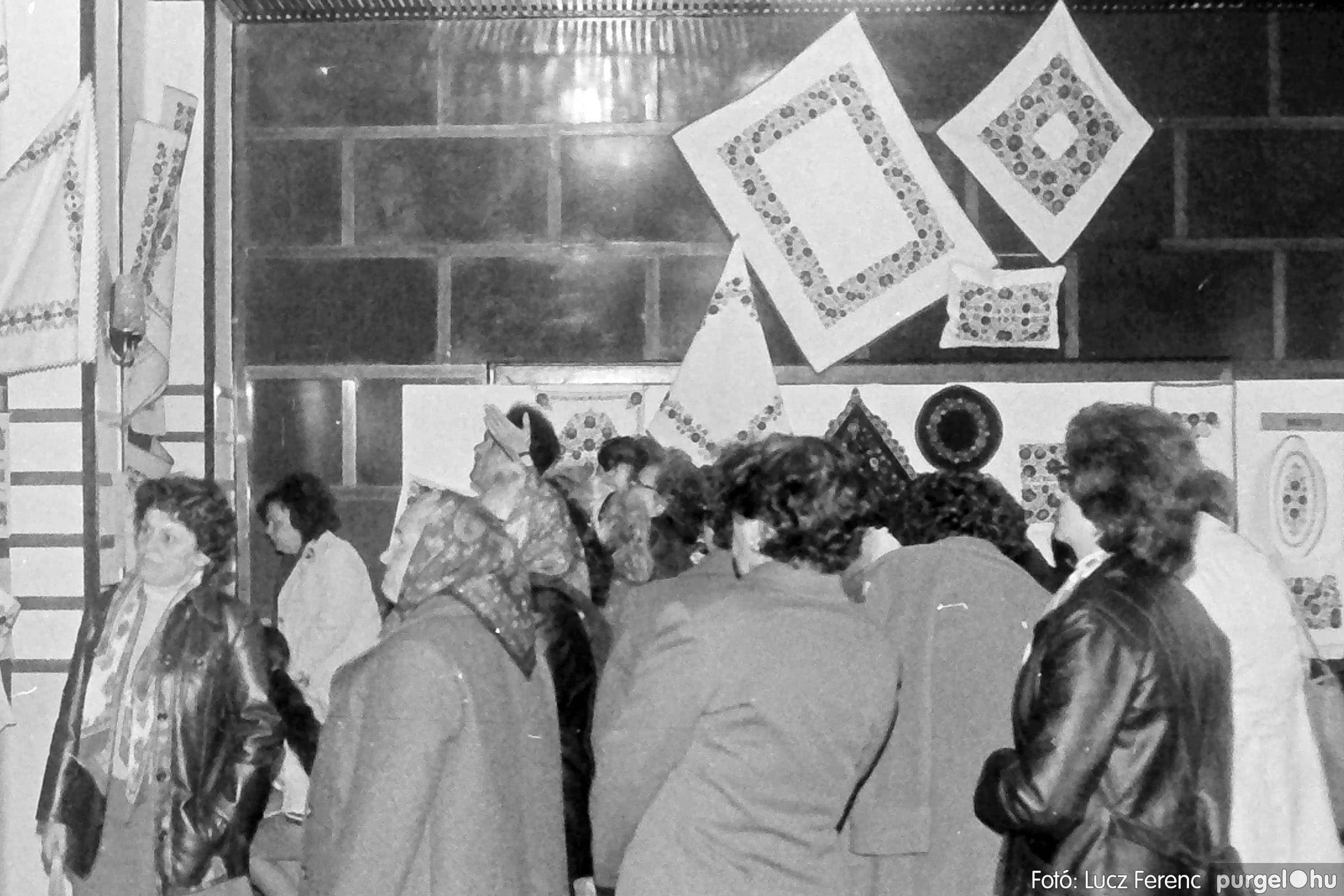 226 1982. A díszítőművész szakkör vándorkiállítása - Fotókː LUCZ FERENC