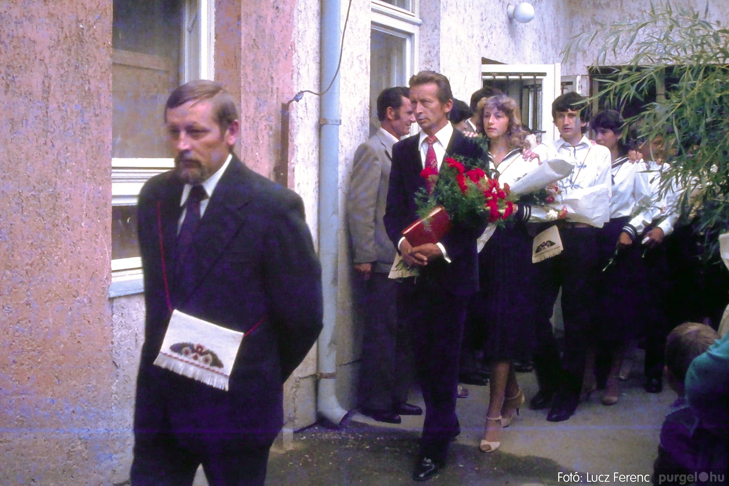 228 1982. Ballagás a központi általános iskolában - Fotókː LUCZ FERENC©