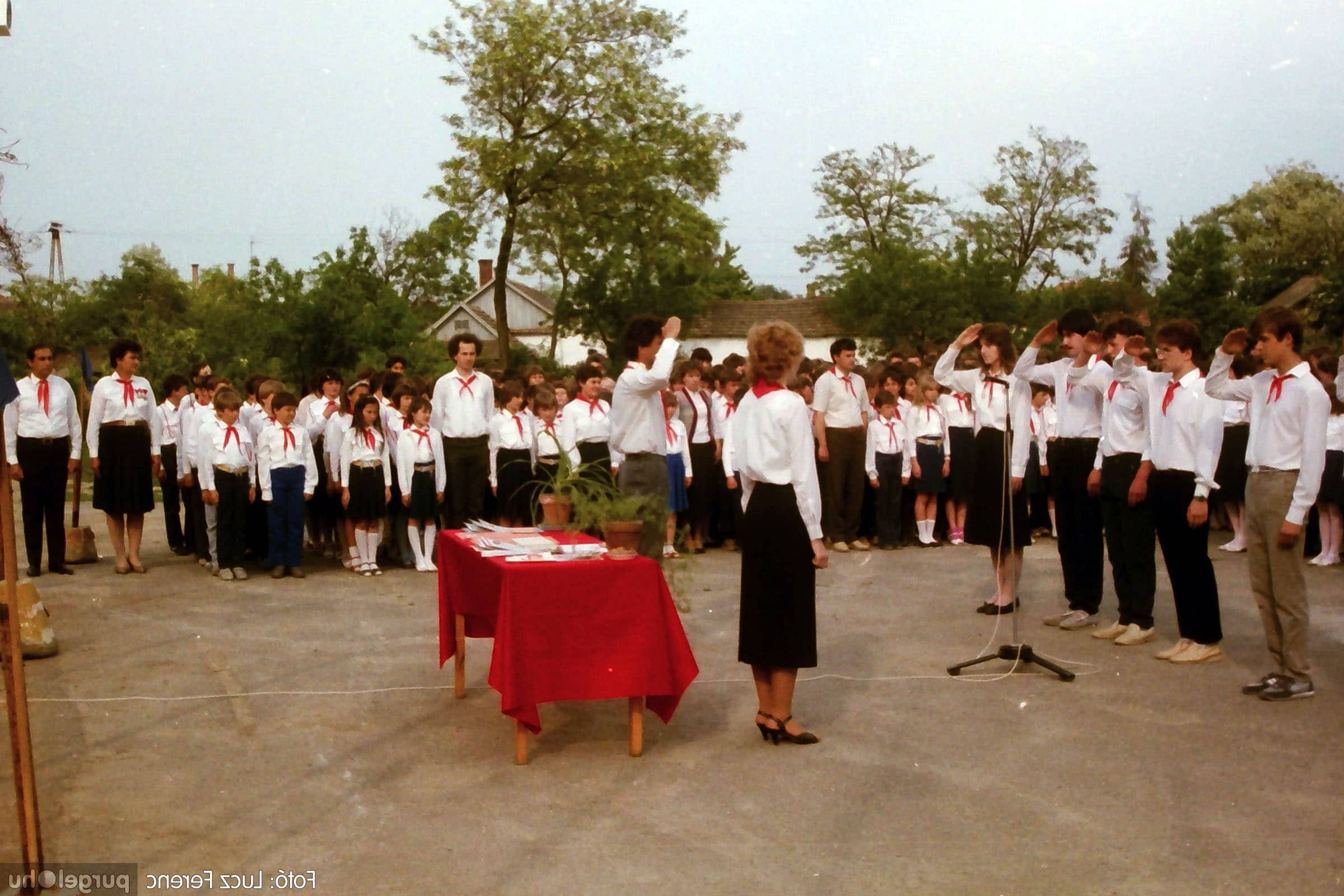 267 1986. Kisdobos és úttörő avatás az iskolában - Fotókː LUCZ FERENC©