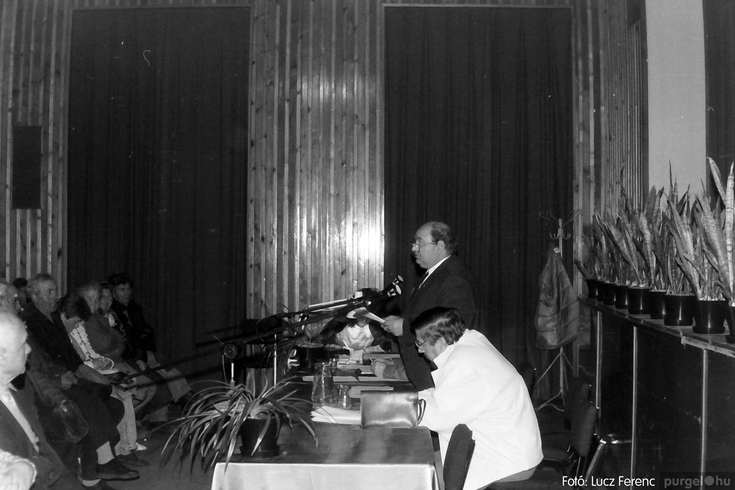 284 1990-es évek - Falugyűlés, a világháborús emlékmű tervének bemutatása - Fotókː LUCZ FERENC©