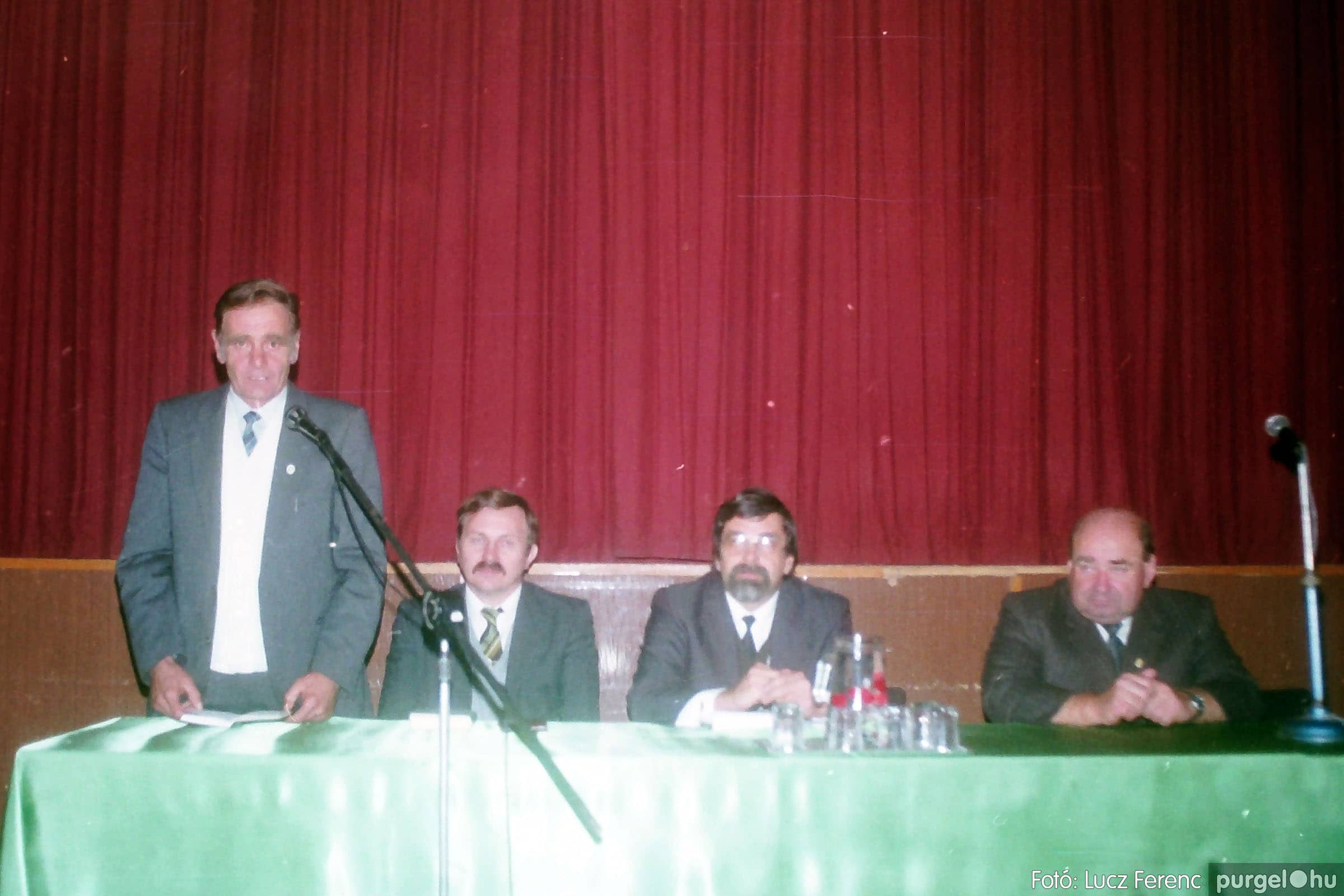313 1990-es évek - Kárpótlási jegyekkel való tájékoztatás a művelődési házban - Fotókː LUCZ FERENC©