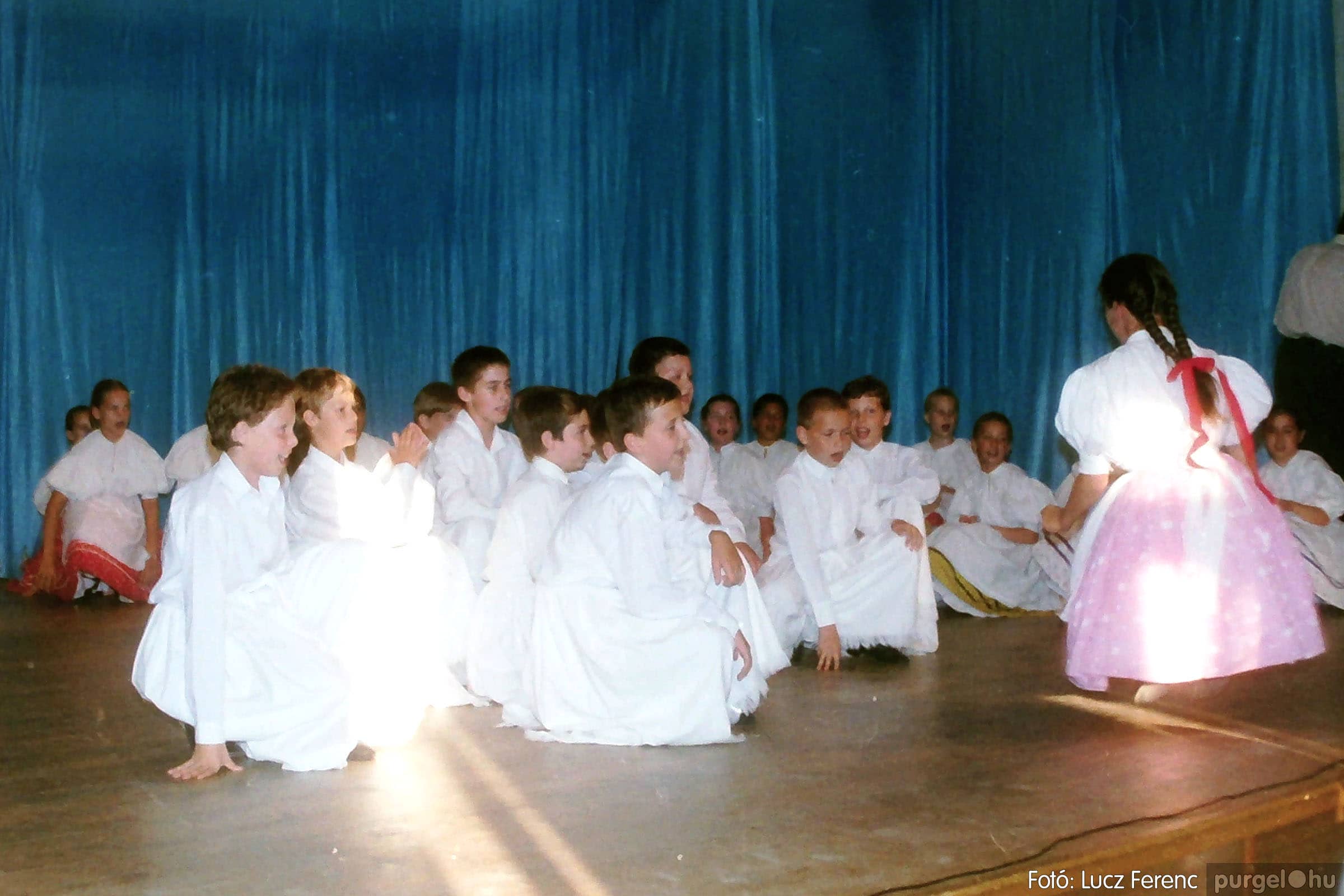 322 1990-es évek - Néptánc est - Fotókː LUCZ FERENC©