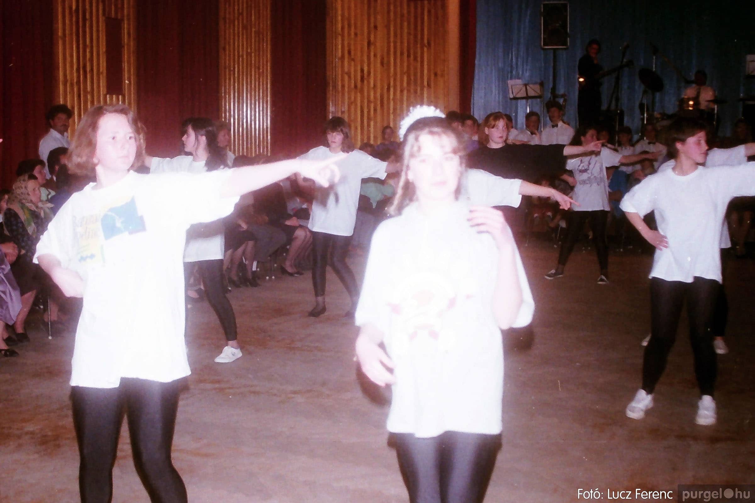 342 1990-es évek - Tánc bemutató a kultúrházban - Fotókː LUCZ FERENC©