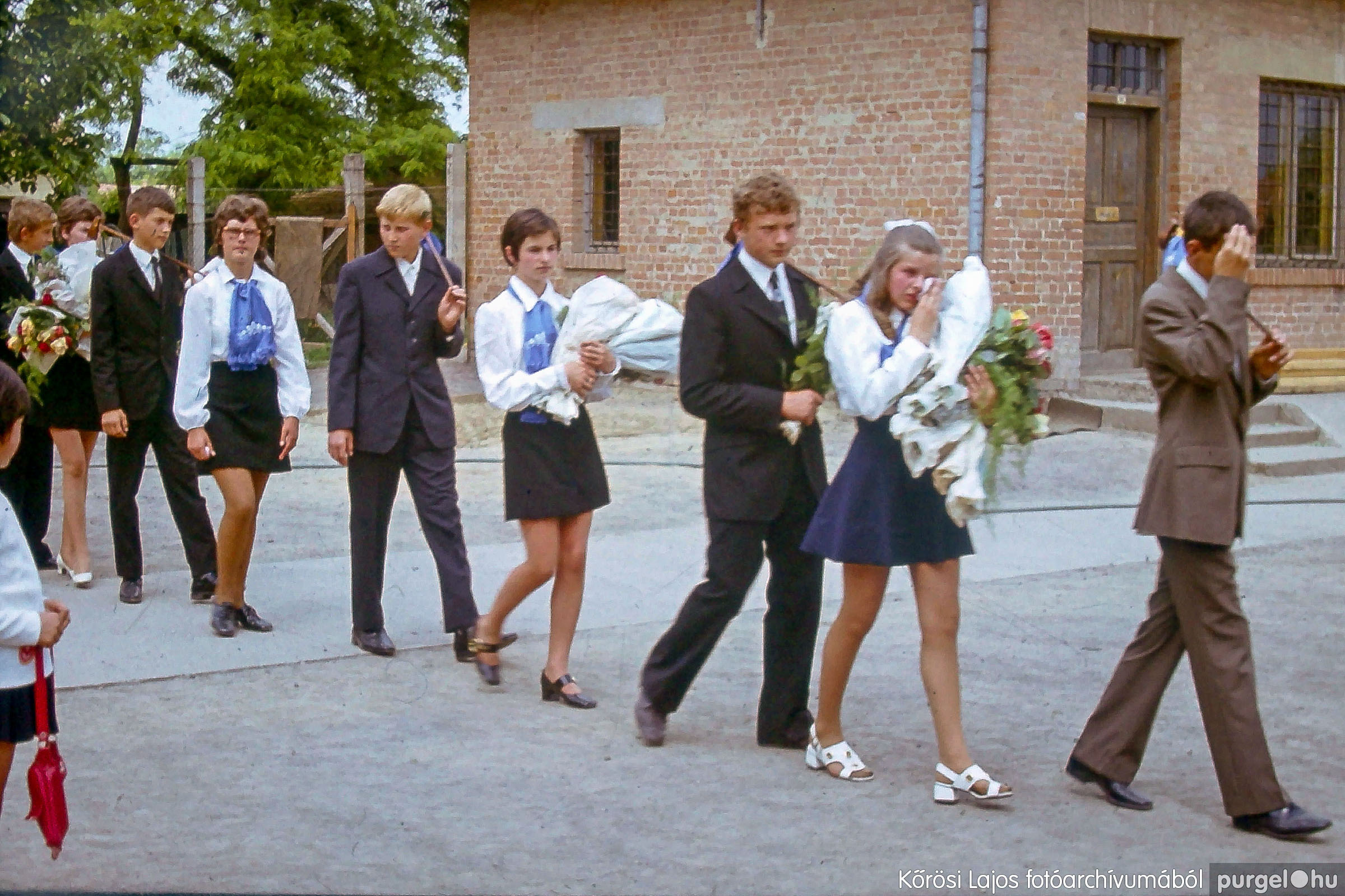 011 1970-es évek - Ballagás a Központi Általános Iskolában - Fotókː KŐRÖSI LAJOS©