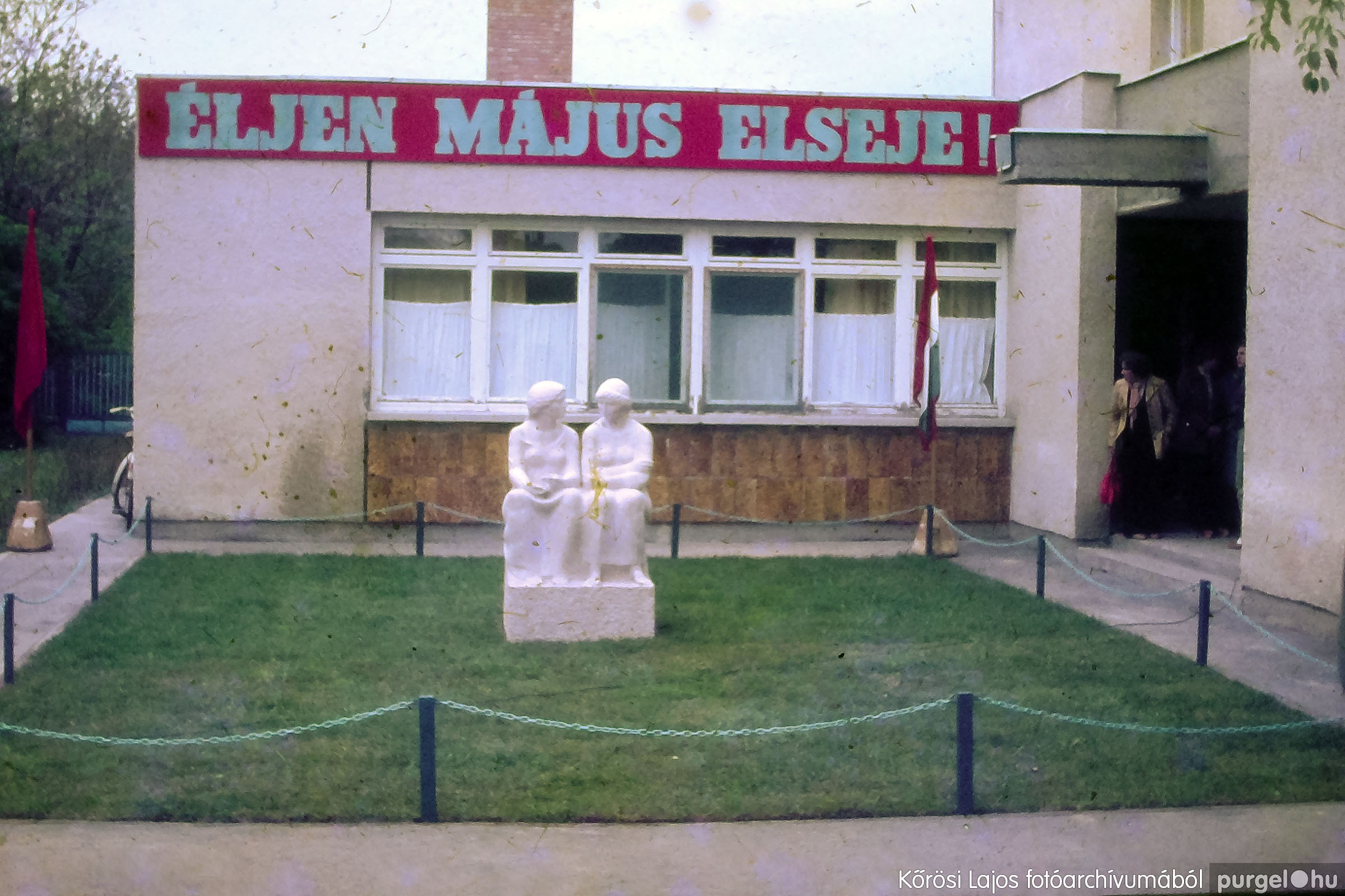 020 1981.05.01. - Beszélgetők című szobor avatása - Fotókː KŐRÖSI LAJOS©
