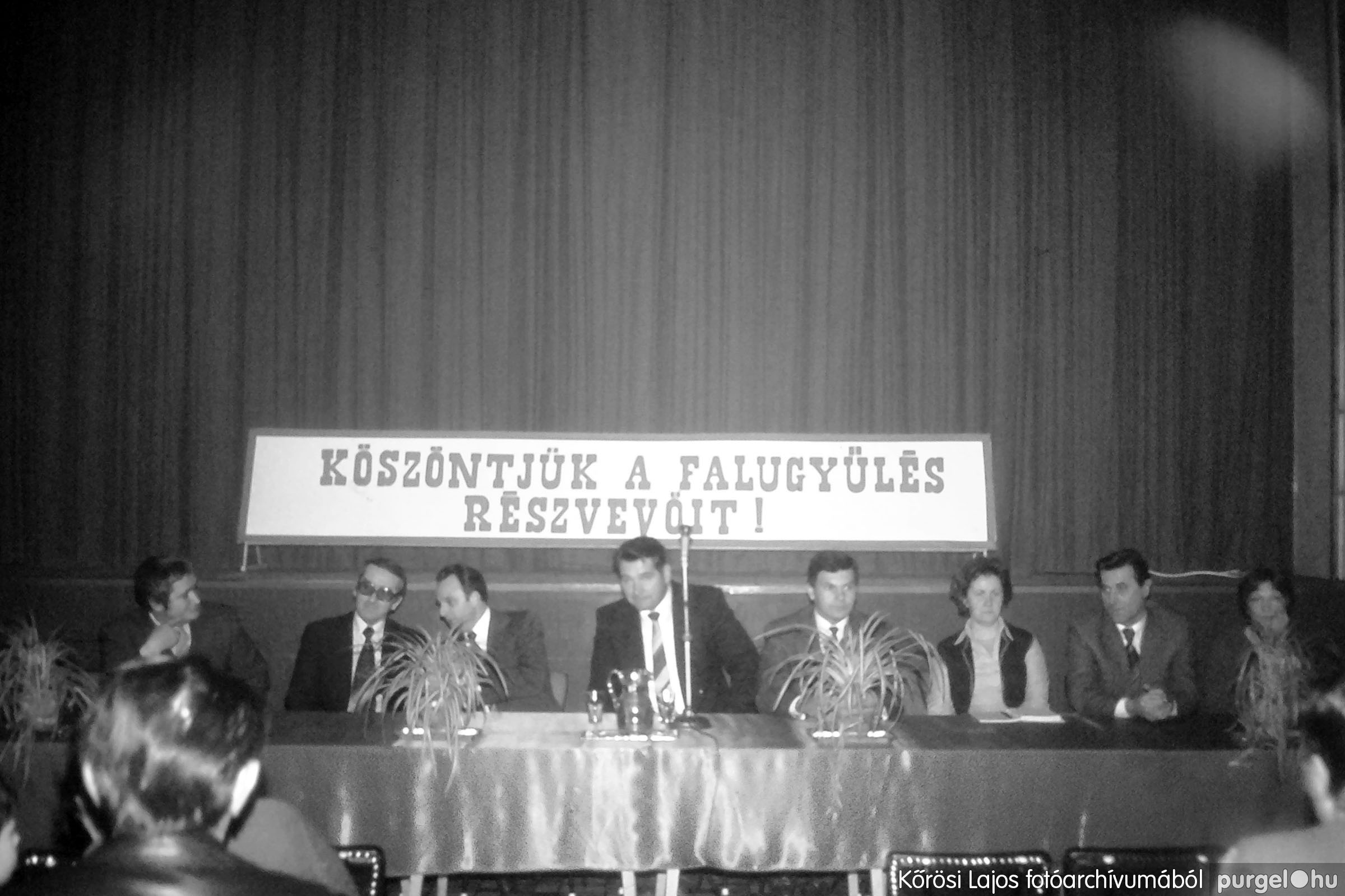 023 1980-as évek - Falugyűlés az Ady Endre Művelődési Házban - Fotókː KŐRÖSI LAJOS©