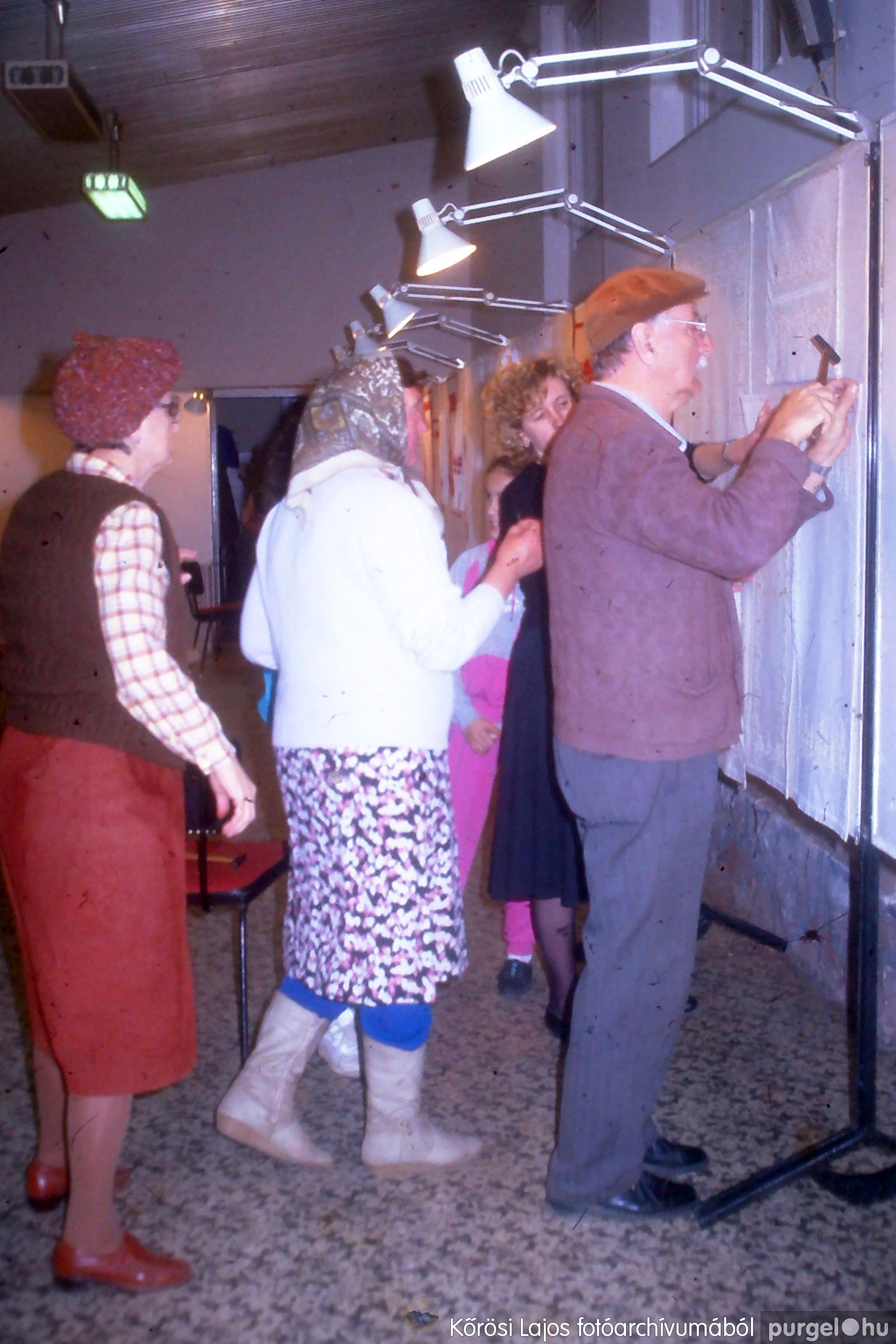 027 1980-as évek - Készülődés a díszítőművész kiállításra - Fotókː KŐRÖSI LAJOS©