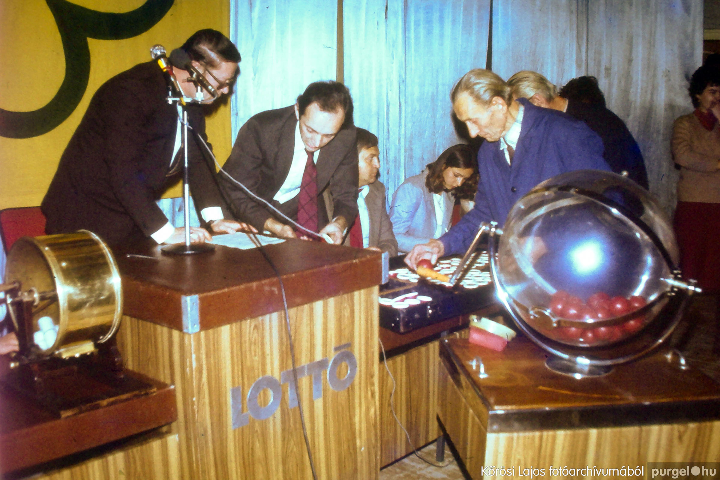 031 1980-as évek - Lottósorsolás az Ady Endre Művelődési Házban - Fotókː KŐRÖSI LAJOS©