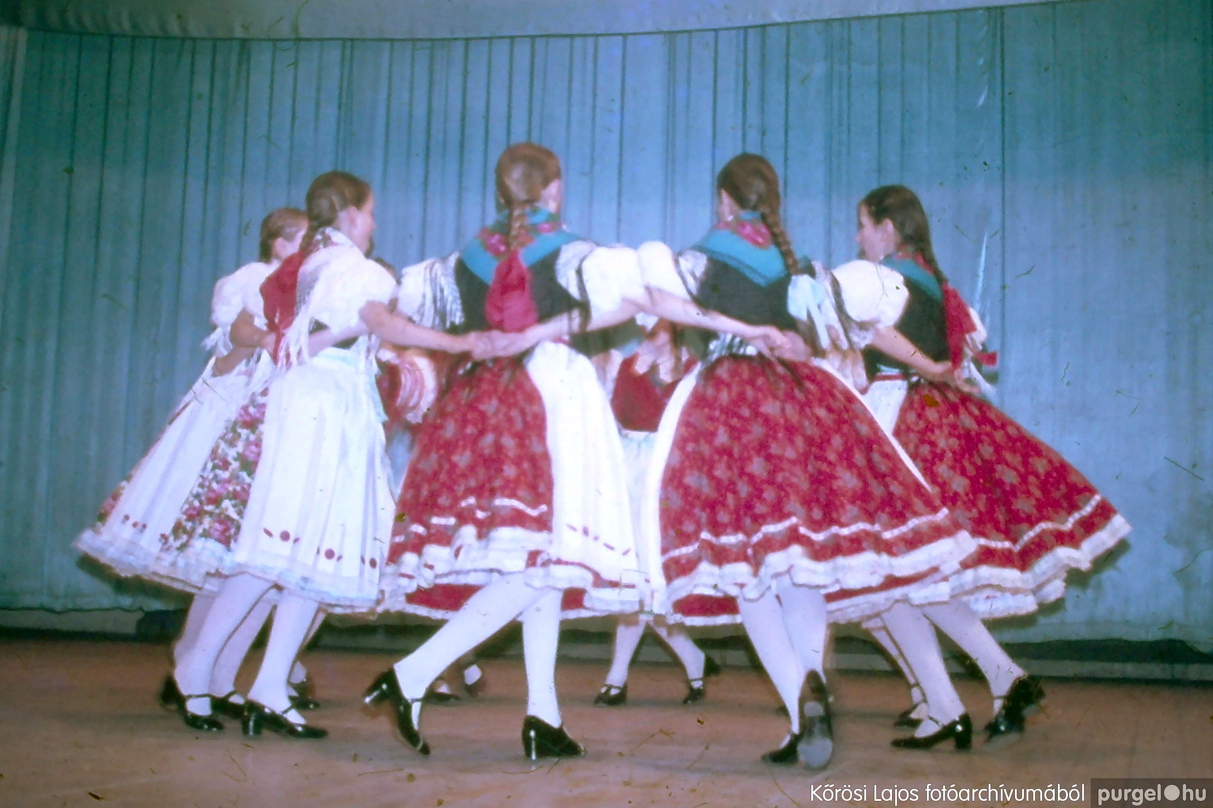 034 1980-as évek - Néptánc gálaest a kultúrházban - Fotókː KŐRÖSI LAJOS©