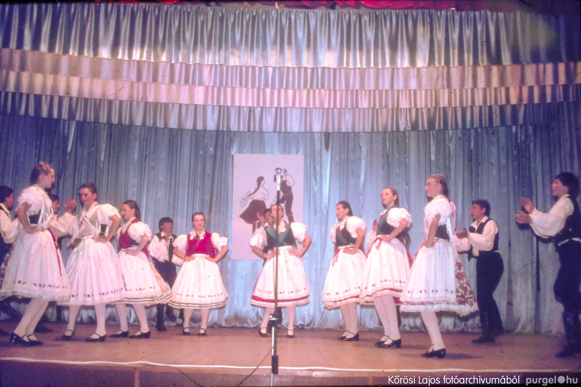 035 1980-as évek - Néptánc gálaest a kultúrházban - Fotókː KŐRÖSI LAJOS©