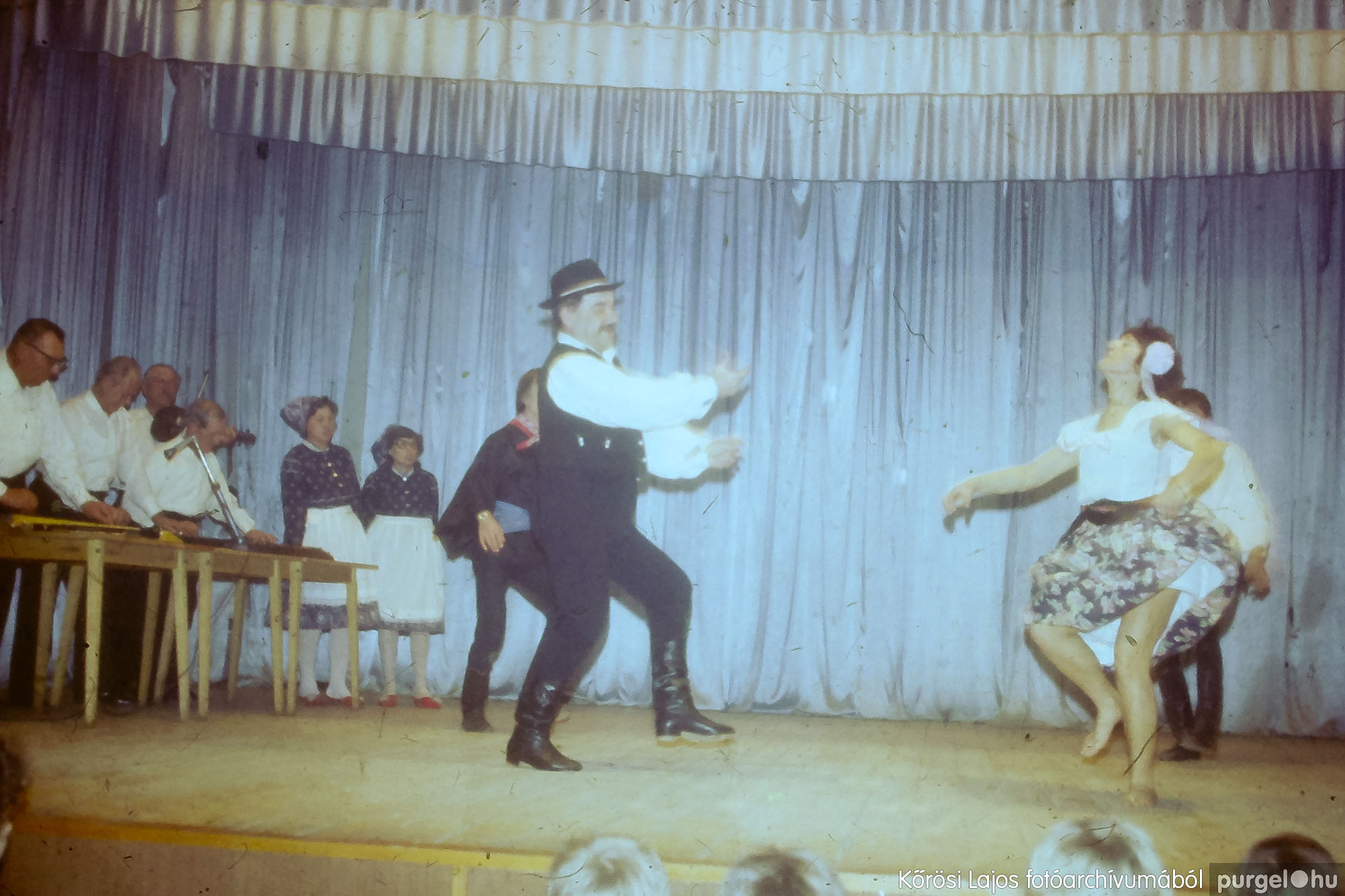 037 1980-as évek - Néptánc gálaest a kultúrházban - Fotókː KŐRÖSI LAJOS©