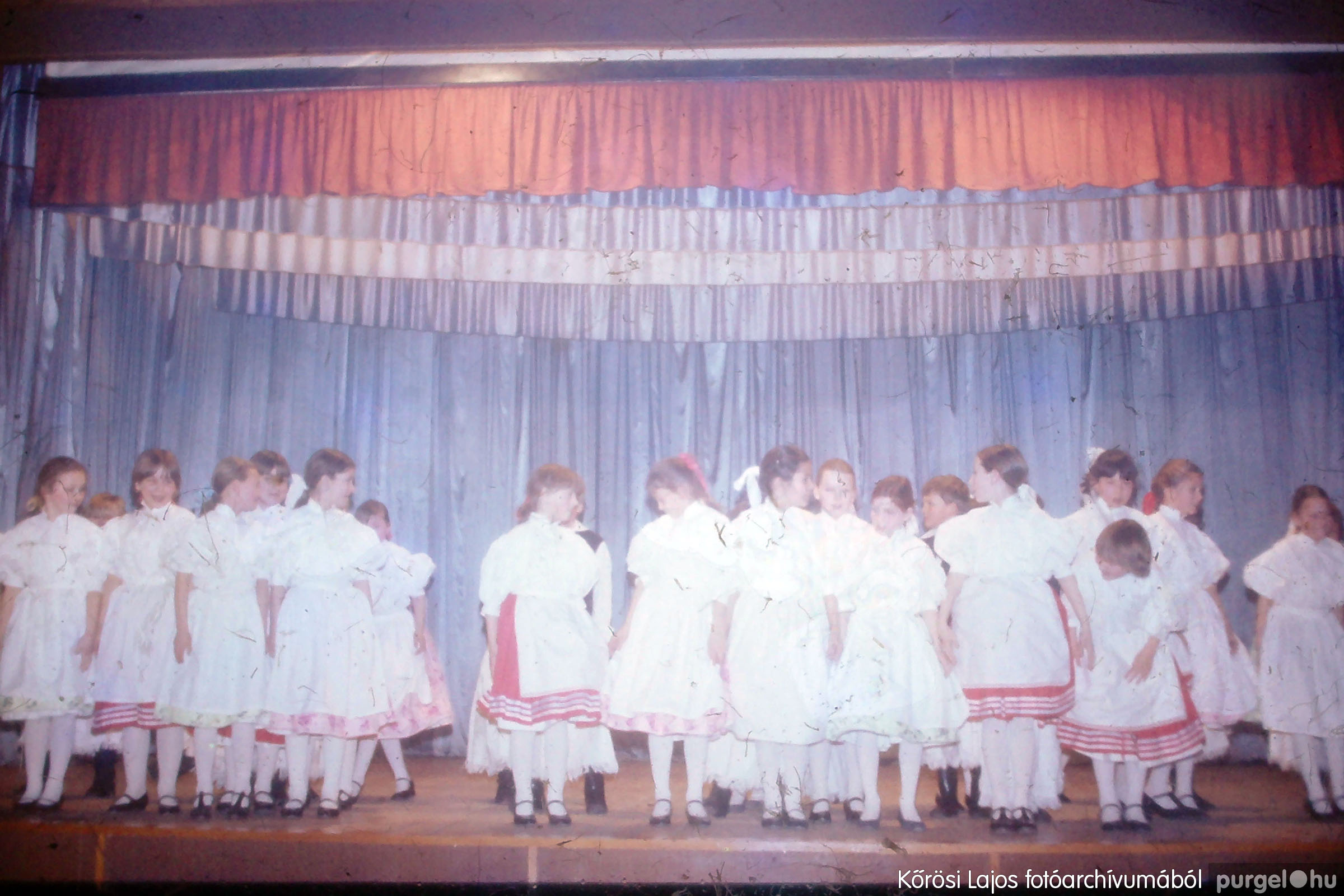 038 1980-as évek - Néptánc gálaest a kultúrházban - Fotókː KŐRÖSI LAJOS©
