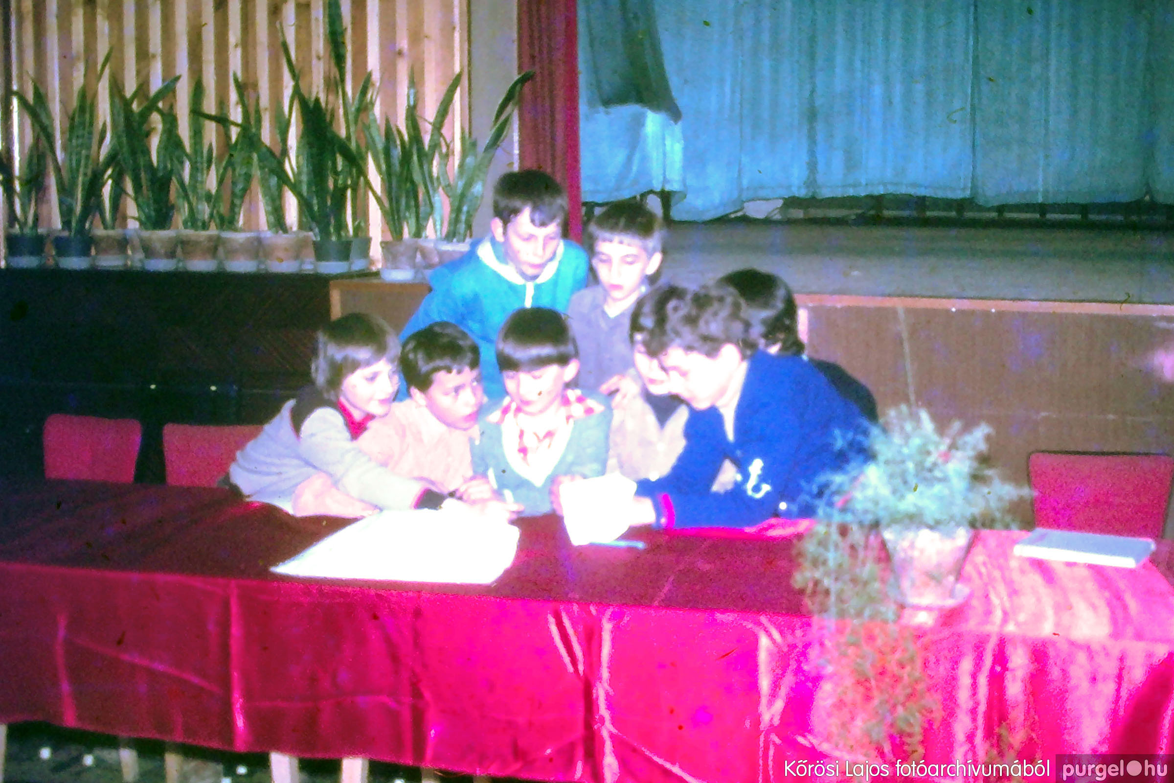 041 1980-as évek - Diákprogram a kultúrházban - Fotókː KŐRÖSI LAJOS©