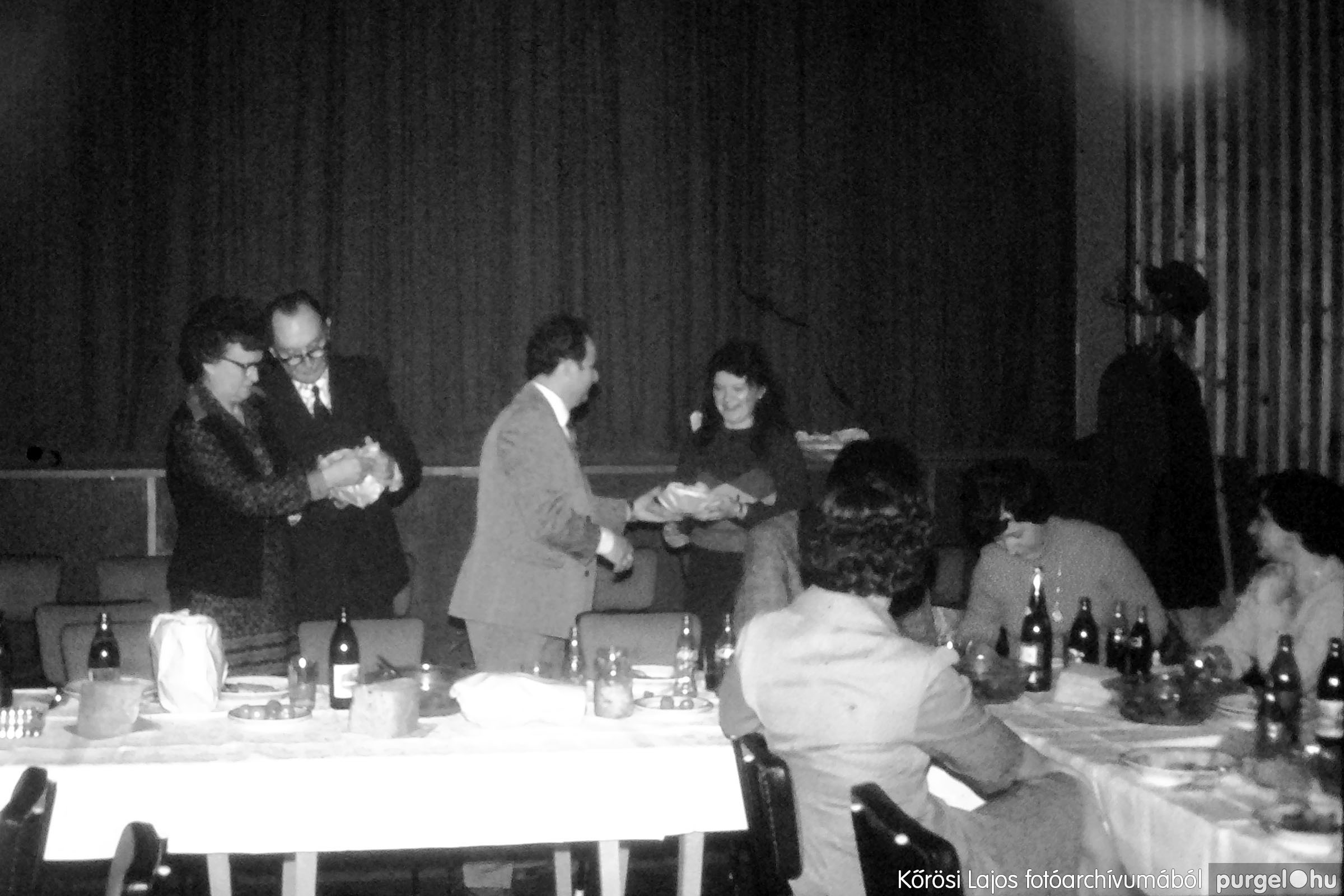 046 1980-as évek - Ünnepi program a kultúrházban - Fotókː KŐRÖSI LAJOS©