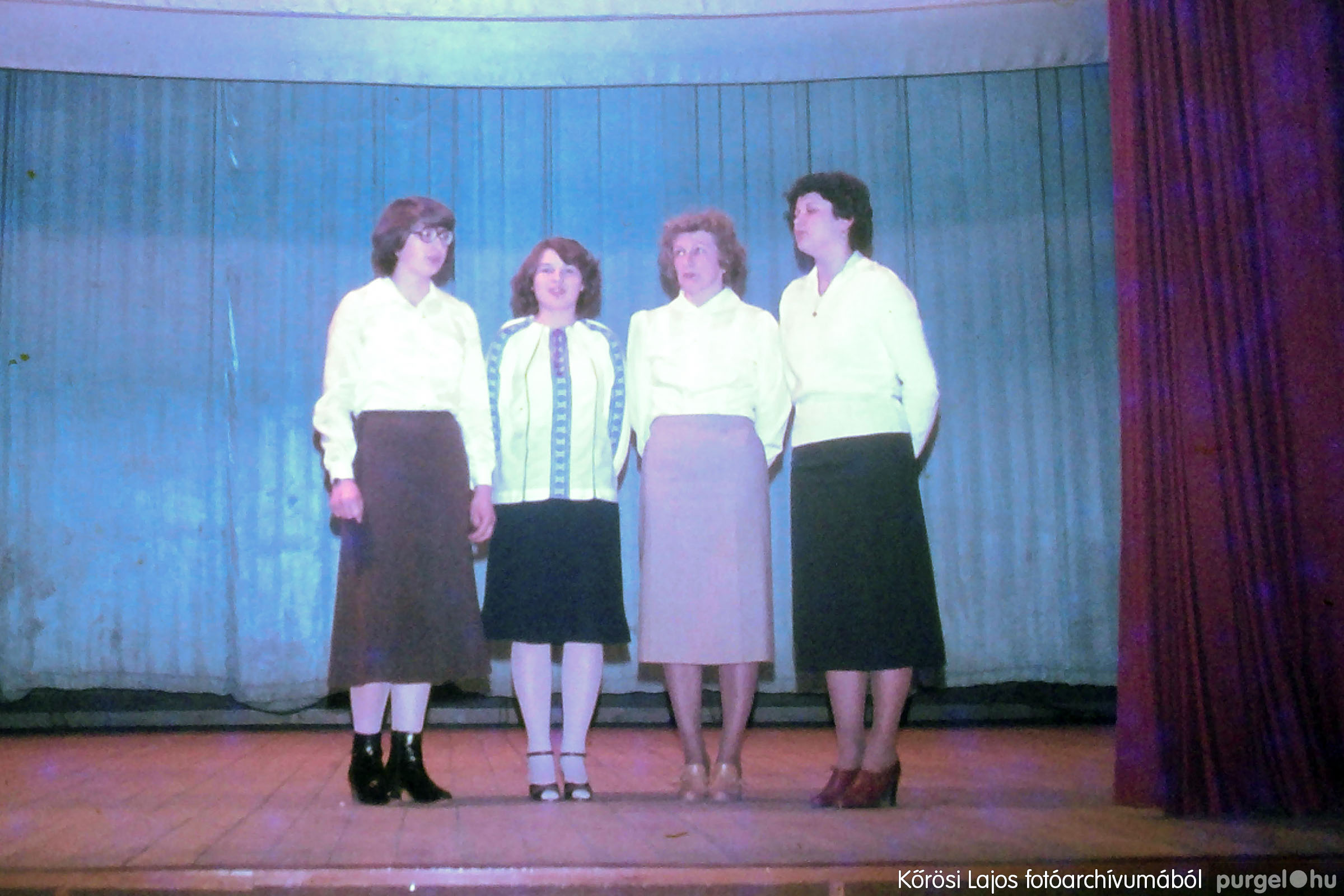057 1980-as évek - Ifjúsági esemény a kultúrházban - Fotókː KŐRÖSI LAJOS©