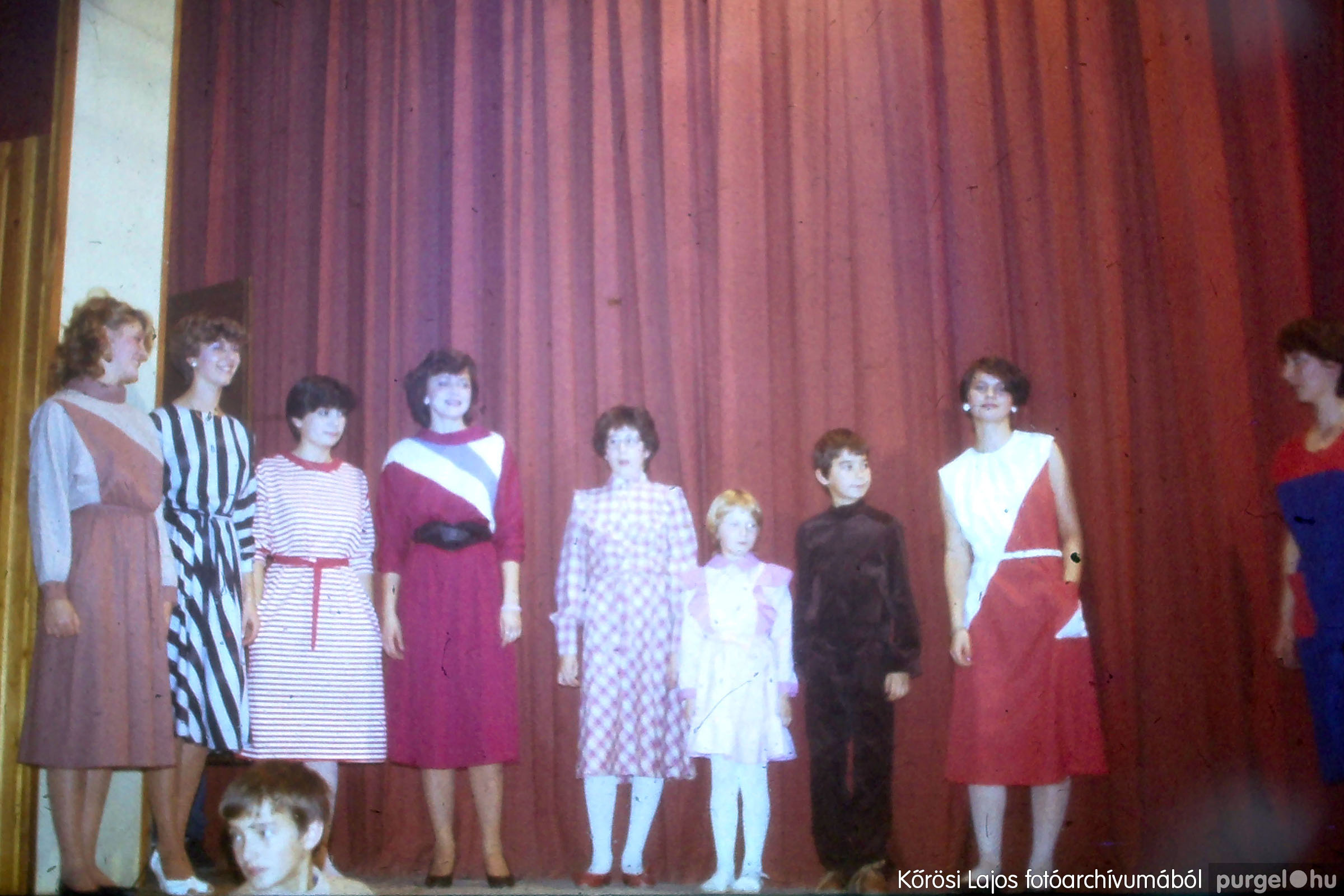 058 1980-as évek - Ifjúsági esemény a kultúrházban - Fotókː KŐRÖSI LAJOS©